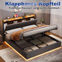 Donkergrijs gestoffeerd bed met opklapbare lattenbodem, houten legplanken met LED-verlichting in het hoofdbord en opbergruimte.