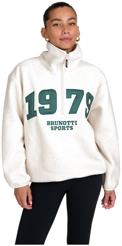 Model draagt een off-white teddy fleece met een groene '1979' en 'BRUNOTTI SPORTS' opdruk en een halve rits.