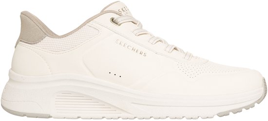 Zijaanzicht van een beige Skechers sneaker met geperforeerde neus.