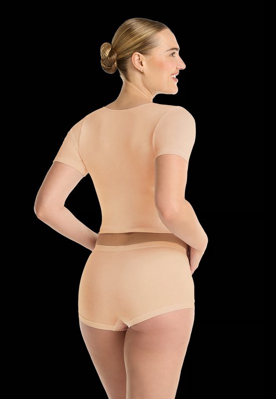 Achteraanzicht van het model in een huidkleurige Ten Cate short.