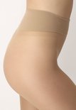 Close-up van heupen in huidkleurige, semi-transparante panty met brede, elastische tailleband.