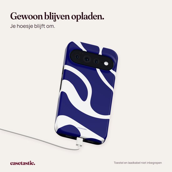 Telefoon met blauw-witte golven-hoes aan een oplaadkabel.