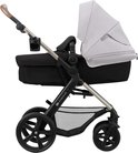 Zwarte Kinderkraft kinderwagen met grijze kap, bekerhouder en bruin duwframe op witte achtergrond.