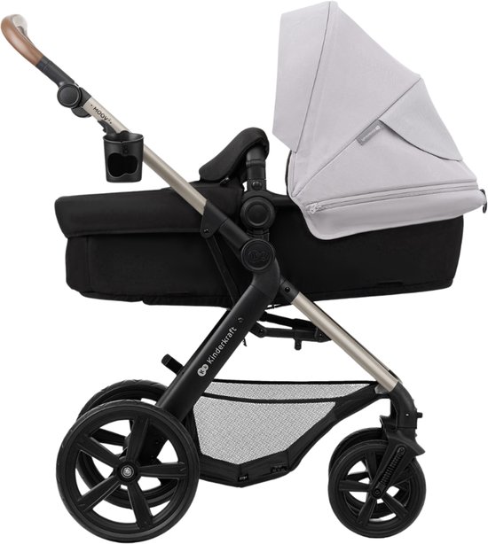 Zwarte Kinderkraft kinderwagen met grijze kap, bekerhouder en bruin duwframe op witte achtergrond.