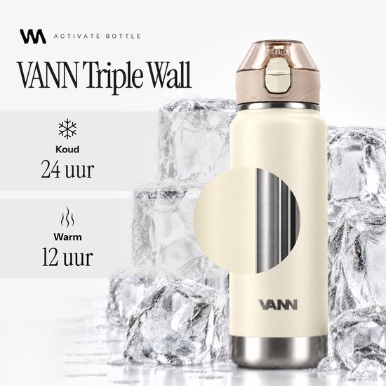 Crèmekleurige VANN triple wall fles tussen ijsblokjes, toont isolatie voor 24u koud en 12u warm.