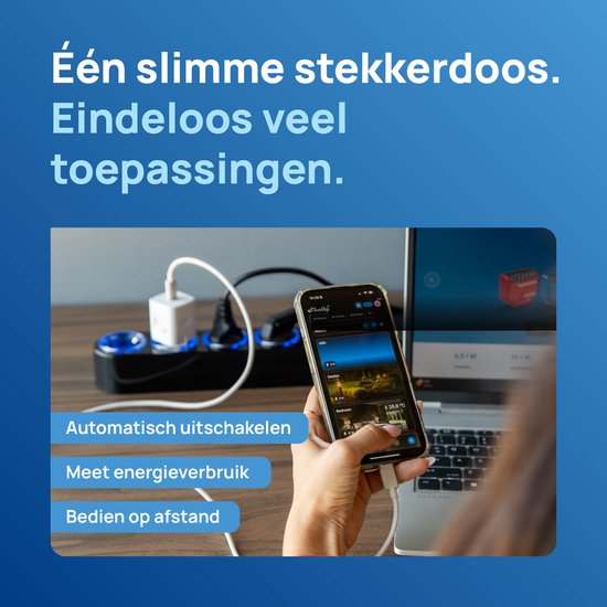Hand die smartphone bedient met de Shelly-app, naast een zwarte Power Strip met groen verlichte actieve stopcontacten.