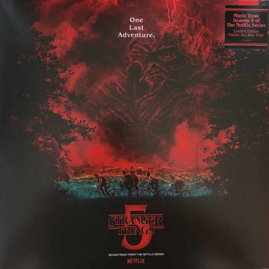 Stranger Things 5 vinylhoes met rode lucht, silhouet van fietsers en monster in de wolken. Tekst: One Last Adventure.