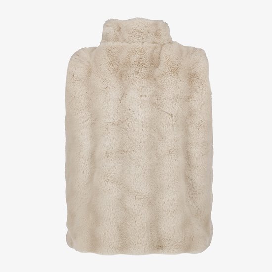 Beige imitatiebont gilet, van achteren gezien. Hoge kraag en zachte textuur.