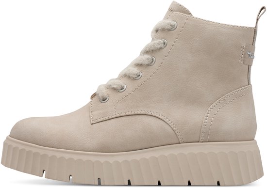 Lichtbeige Tamaris veterboot met dikke zool en metalen oogjes. De boot heeft een aantreklus achterop.