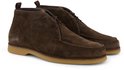 Paar bruine suède chukka boots met vetersluiting en gummi zool.