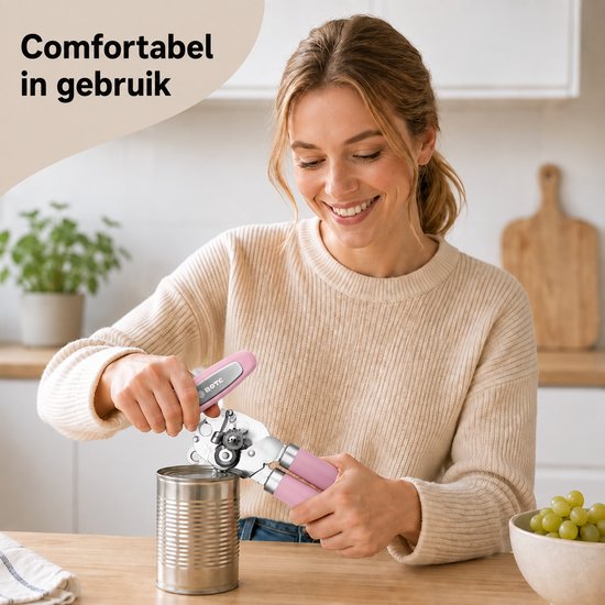 Vrouw glimlacht terwijl ze moeiteloos een blik opent met een comfortabele roze blikopener.