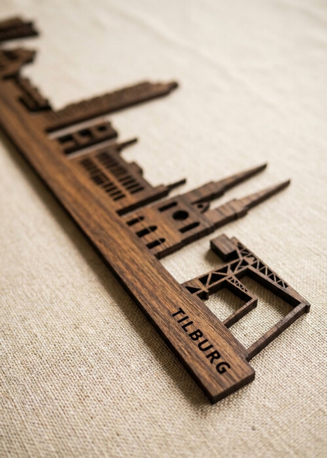 Houten Skyline Tilburg | Wanddecoratie voor aan de muur | Noten | 70 cm breed