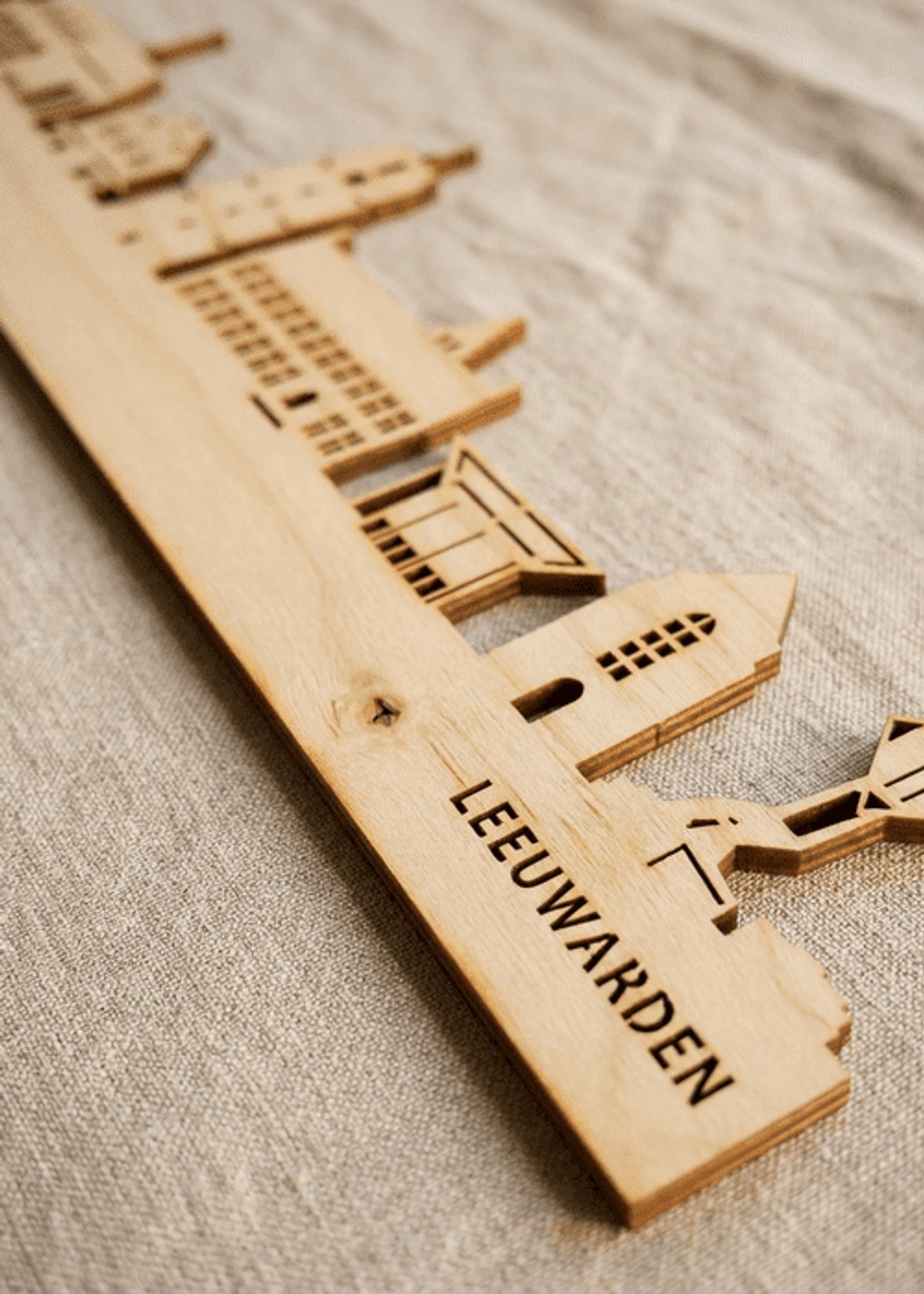 Houten Skyline Leeuwarden | Wanddecoratie voor aan de muur | Berken | 70 x 13 cm