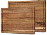 Twee acacia houten snijplanken van verschillend formaat met sapgeul, in opstaande positie.