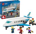 LEGO City passagiersvliegtuig met blauwe vleugels, staartvin met oranje logo. Inclusief 4 LEGO-figuren en bagagewagen.