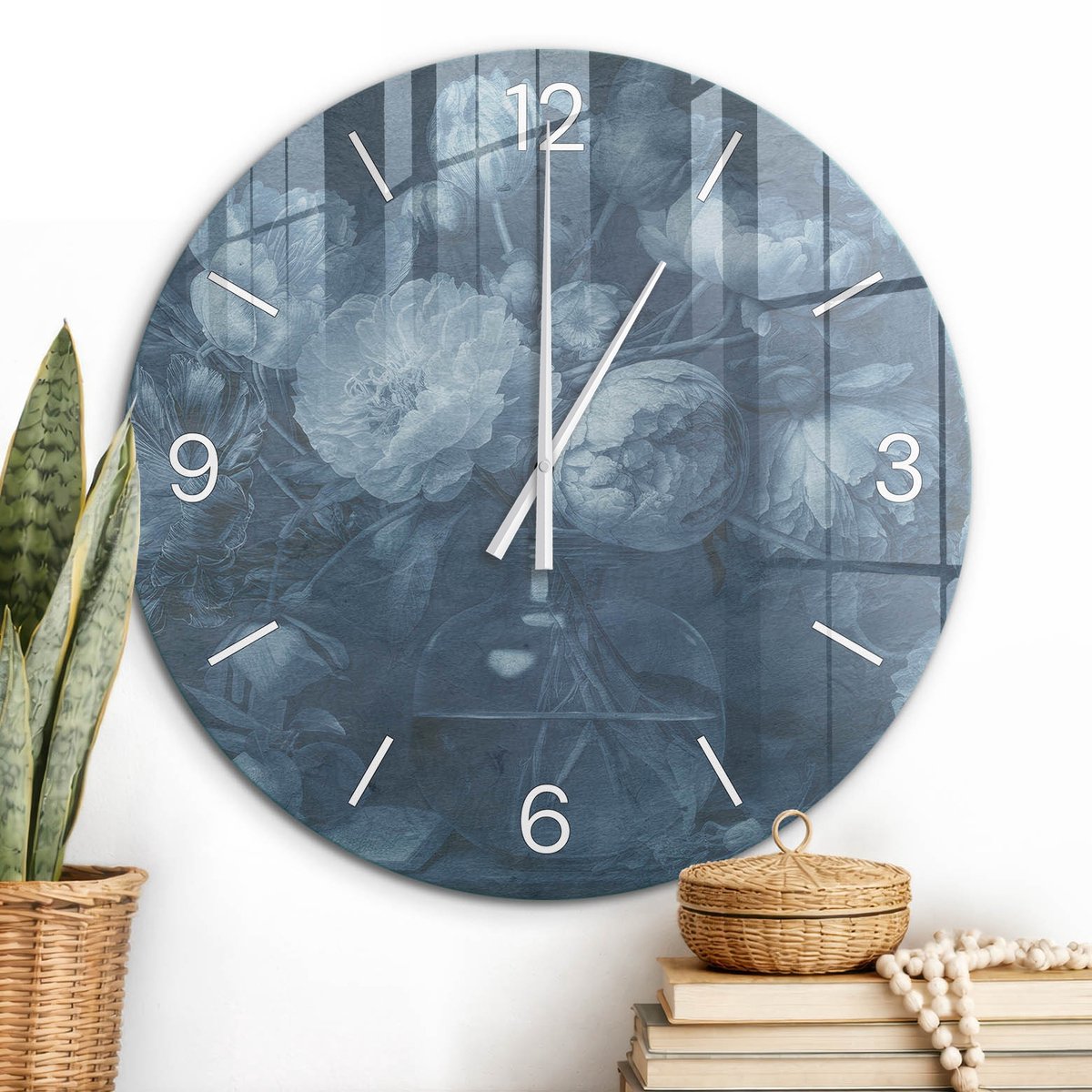 ArtPrintCave Blauw Glazen Klok - Wandklok 60 cm - Muurklok Rond - Blauwe Bloemen Stille Wandklok - Kunst Wandklok Keuken - Witte Klokwijzers