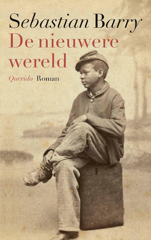 Jeune homme en tenue du XIXe siècle, assis sur une caisse. Titre : De nieuwere wereld.