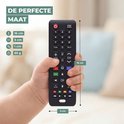 Zwarte afstandsbediening in een kinderhand, 16 cm lang en 5 cm breed.