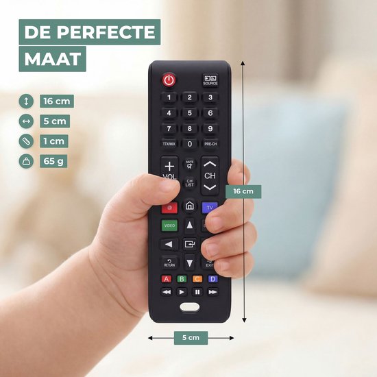Zwarte afstandsbediening in een kinderhand, 16 cm lang en 5 cm breed.