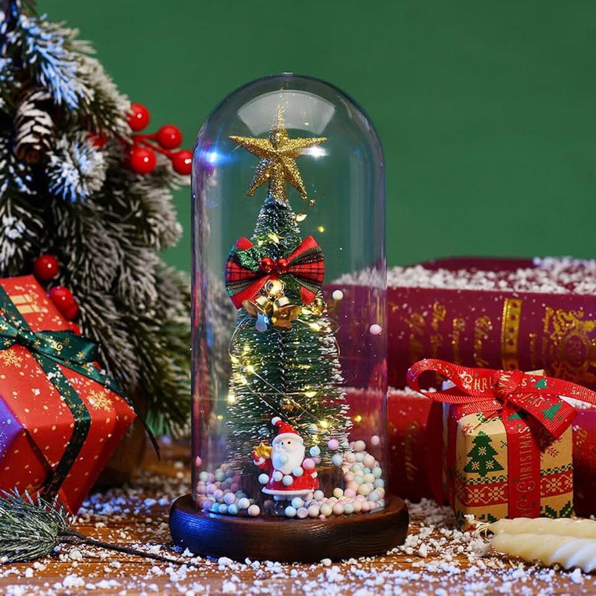 Kerstboomversiering, creatieve kerstdecoratie met sneeuw, kleine dennenboom met ledverlichting, kunststof kap en houten sokkel, feestelijke kerstdecoratie voor tafel, feestdecoratie