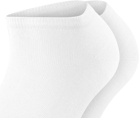 Close-up van witte sneakersokken met een fijne ribstructuur.