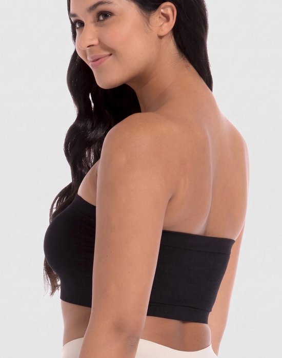 Zwarte bandeau top met gerimpelde voorkant, gedragen door een vrouw.