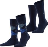 Twee paar donkerblauwe sokken. Eén paar met ruitpatroon in blauw- en grijsgroentinten, het andere paar effen donkerblauw.