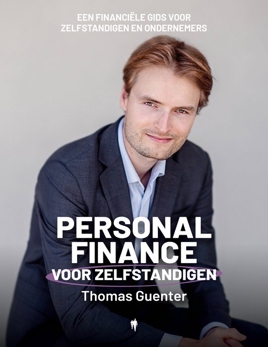 Zelfverzekerde man in pak glimlacht, 'Personal Finance voor Zelfstandigen' staat centraal.