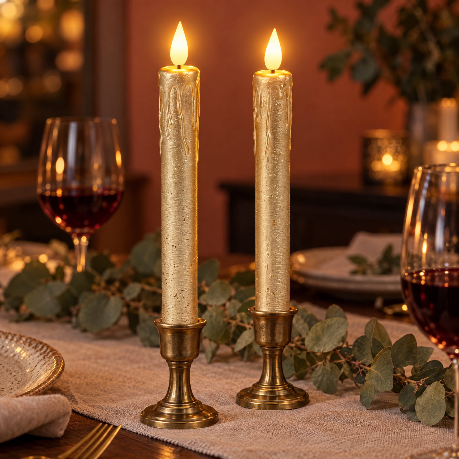 Cheqo LED Dinerkaarsen Goud Set van 2 - LED Kaarsen met Afstandsbediening - Vlamloze Kaarsen - Tafelkaarsen - Kandelaarkaarsen - Nepkaarsen met Druipeffect - Rustieke Sfeerkaarsen - Tafeldecoratie - Woondecoratie - Sfeerverlichting