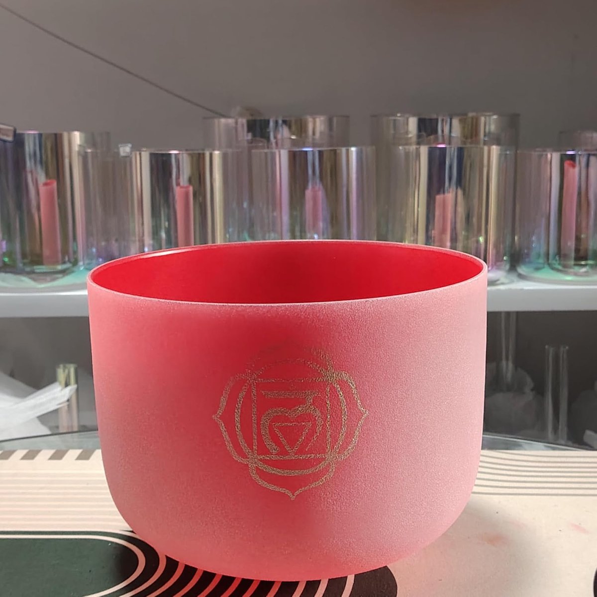 Rode Kleur Chakra Ontwerp 432Hz C Wortel Chakra Quartz Kristal Klankschaal voor Meditatie, Yoga en Ontspanning 10 inch