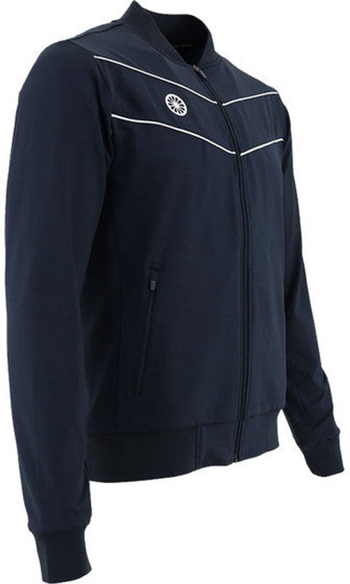 Donkerblauwe trainingsjas met witte biezen en een logo op de borst.