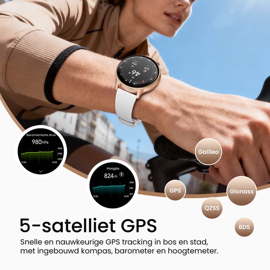 Gouden smartwatch met wit bandje, gericht op een fietsende persoon. Toont de hoogte van 824m en barometergegevens.