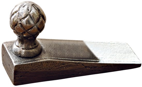 Een antiekzilverkleurige deurstopper in de vorm van een broche met een balvormige dop.