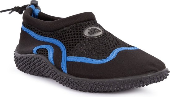 Zwarte waterschoen voor kinderen met blauwe details, mesh inzetstukken en Trespass-logo op de wreef.