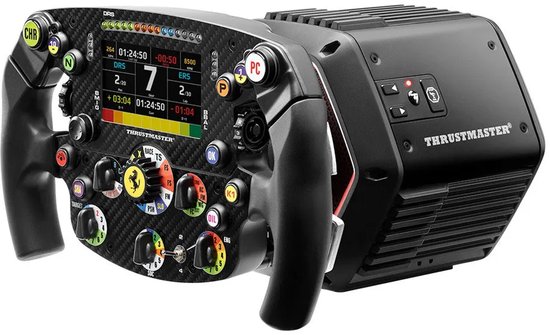Zwart racestuur met carbon fiber look, digitaal display en rode accenten. Het stuur heeft zwarte handgrepen en diverse draaiknoppen en druktoetsen.