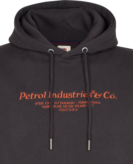 Zwarte hoodie met capuchon en oranje geborduurd 'Petrol Industries & Co.' logo en tekst op de borst.