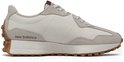 Witte New Balance sneaker met suède overlays in gebroken wit en bordeauxrode accenten. De zijkant toont 'new balance'.