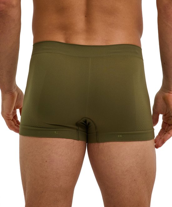Achterkant van olijfgroene, naadloze Falke boxershort op een model, met 'L' en 'R' markeringen.
