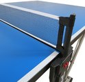 Blauw speeloppervlak en net van de Pegasi tafeltennistafel met zwarte bevestigingsonderdelen.