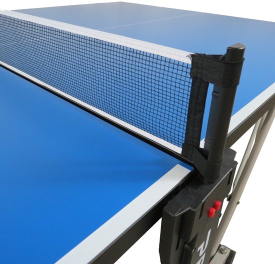 Blauw speeloppervlak en net van de Pegasi tafeltennistafel met zwarte bevestigingsonderdelen.