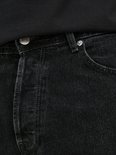 Close-up van de taille van een zwarte spijkerbroek met knoopsluiting en metalen klinknagels.