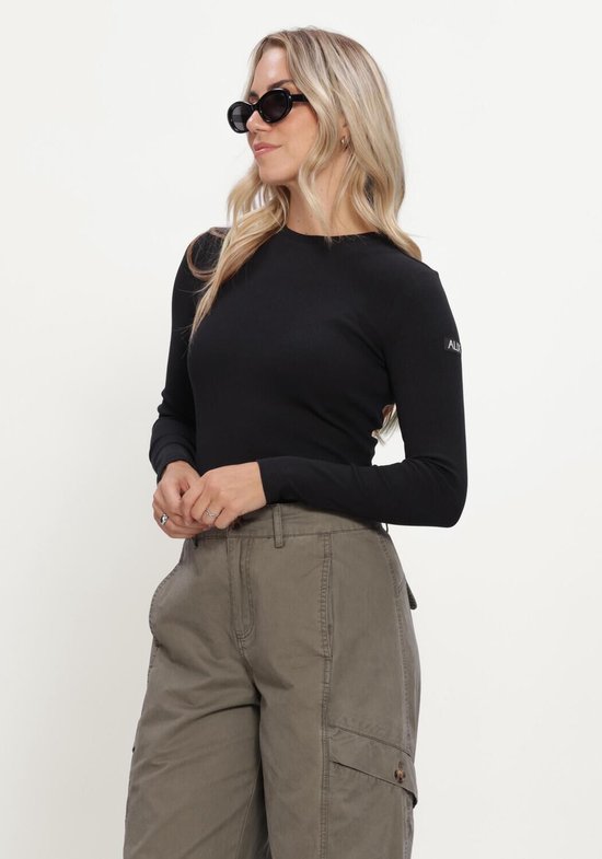 Model draagt zwarte, nauwsluitende ribgebreide longsleeve met tekst 'ALIX' op de mouw.