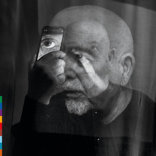 Zwart-wit portret van Peter Gabriel die een smartphone voor zijn oog houdt, overlappend met een vage reflectie.
