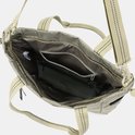 Bovenaanzicht van de geopende grijze tote tas met een doorzichtig Hedgren-etui in het ruime hoofdvak.