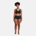 Model van voren in een zwarte, naadloze BH en shorts, met een comfortabele pasvorm.