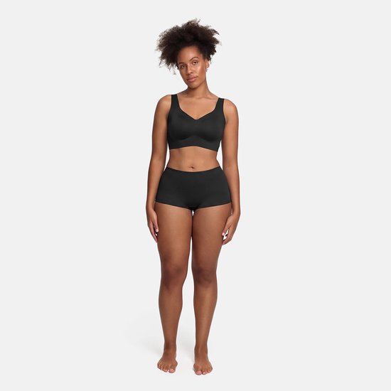 Model van voren in een zwarte, naadloze BH en shorts, met een comfortabele pasvorm.