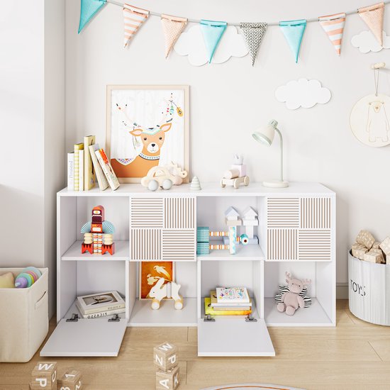 Witte opbergkast met 8 vakken, waarvan 4 met verticale ribbeldecoratie, gevuld met speelgoed en boeken.