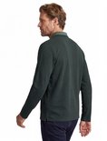 Model van achteren met een donkergroene poloshirt met lange mouwen en een contrasterende kraag.