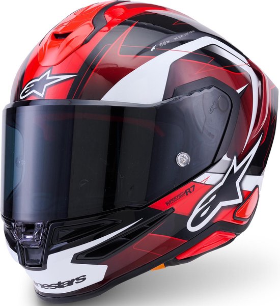 Schuin vooraanzicht van de rood-zwart-witte Alpinestars Supertech R7 helm met getint vizier.
