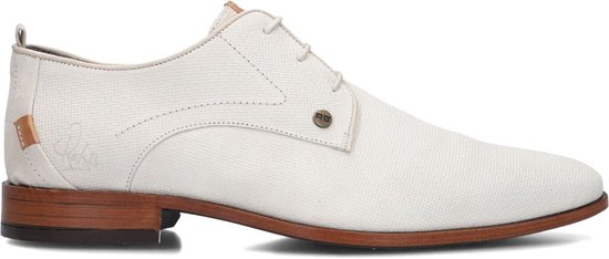 Witte leren Rehab veterschoen met een textuur en bruine zool.